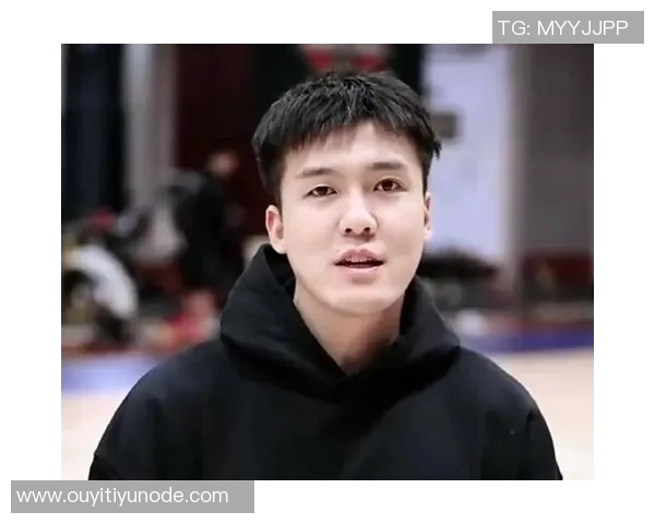 黄荣奇正式加盟同曦上赛季表现稳定场均贡献6分21助攻